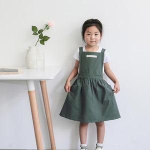 エプロン キッズ 女の子 通販 ナチュラル 安く て かわいい 親子 ペアルック お手伝い 小学生 園児 子ども 子供用 スカート シンプル フリル 無地 コットン ピンク ブルー グレー キッチンエプロン - バックヤードファミリー